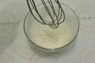 制作糖霜：蛋白粉和水搅拌均匀，筛入糖粉，搅拌至粘稠，滴落呈流线状。