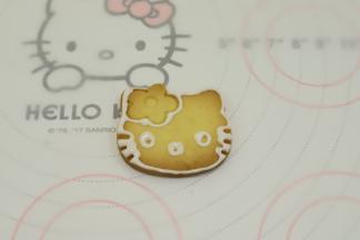 先用白色的糖霜装入裱花袋内，在KT上面画好线条。