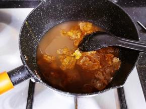 将冰糖、梨汁、麦芽糖全部放入锅中，中小火煮制