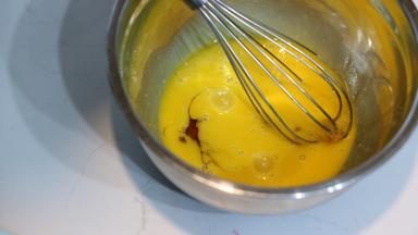 蛋黄打散后加入枫糖浆，搅拌均匀