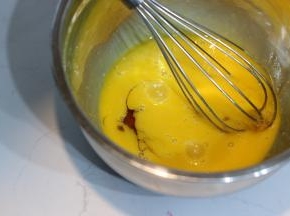 蛋黄打散后加入枫糖浆，搅拌均匀