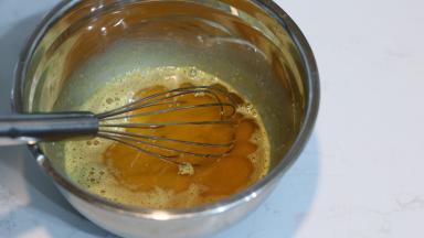 加入玉米油，用蛋抽搅拌均匀