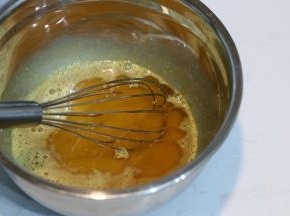 加入玉米油，用蛋抽搅拌均匀