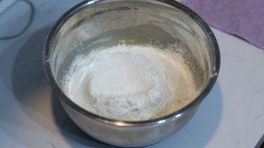 筛入低筋面粉（粉量比较大，一定要过筛）