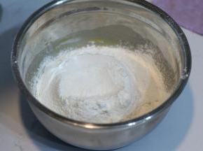 筛入低筋面粉（粉量比较大，一定要过筛）