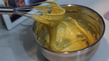 用蛋抽“Z”字型手法拌至没有干粉。这一步完成的面糊会比较浓稠。（如果担心过度起筋，可以将低粉分3次筛入，每次筛入后用刮刀翻拌均匀再加下一次）