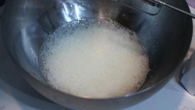 蛋白直接高速打至粗泡鱼眼状态，后加入1/2砂糖和1/2的枫糖浆b继续高速打发（一般我会在打发蛋白时开始预热烤箱。160℃预热烤箱）