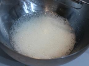 蛋白直接高速打至粗泡鱼眼状态，后加入1/2砂糖和1/2的枫糖浆b继续高速打发（一般我会在打发蛋白时开始预热烤箱。160℃预热烤箱）