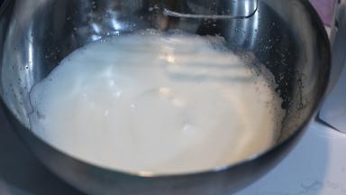 打至图中这种泡沫细腻状态时加入剩余的细砂糖和枫糖浆b，继续高速打发