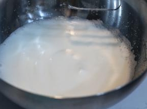 打至图中这种泡沫细腻状态时加入剩余的细砂糖和枫糖浆b，继续高速打发