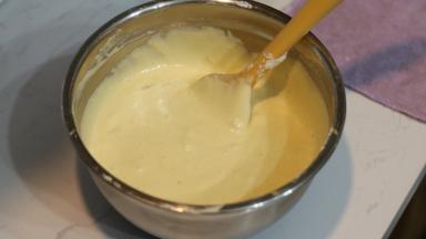 蛋黄面糊比较浓稠，注意翻拌使要确保打蛋盆底部的面糊也被翻上来