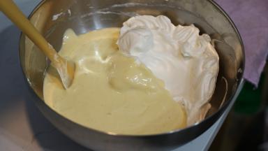 将【步骤9】倒回剩余的蛋白霜中，继续用刮刀翻拌均匀