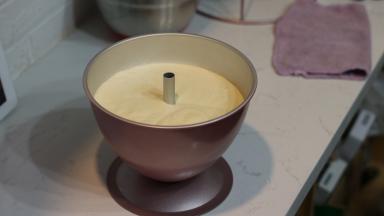 倒入模具中，轻震几下震去表面大气泡（不要过度震模）