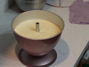 倒入模具中，轻震几下震去表面大气泡（不要过度震模）