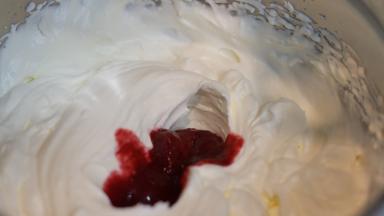 200g淡奶油+15g细砂糖打发。如果我们要在淡奶油中加入果蓉，需要先将淡奶油打至略硬的状态时加入果蓉再低速打匀