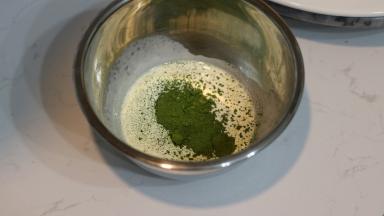 制作外层抹面奶油———20g淡奶油，加入抹茶粉后隔热水边加热边搅拌至抹茶粉完全融化没有颗粒