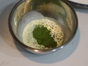 制作外层抹面奶油———20g淡奶油，加入抹茶粉后隔热水边加热边搅拌至抹茶粉完全融化没有颗粒