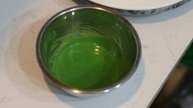 抹茶完全融化的状态，这样处理可以避免有没有融化的颗粒状抹茶粉