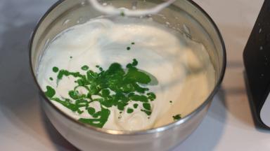 260g淡奶油+25g细砂糖打至刚刚出现纹路变浓稠时倒入抹茶奶油。