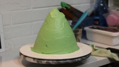 用刮刀在蛋糕表面堆好奶油后，用抹刀大概抹平