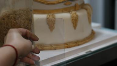 软质刮板（图中这样）抹好表面。也可以用硬质慕斯围边替代