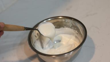 20g淡奶油直接低速稍微打发，浓稠酸奶状，有流动性