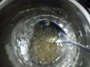 取出，沥干水份，隔热水融化吉利丁片