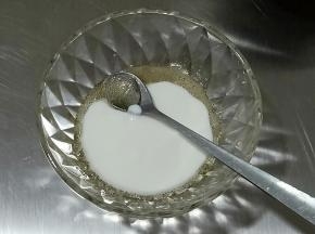 加入酸奶，搅拌均匀，吉利丁如果凝固可以继续隔水加热一下