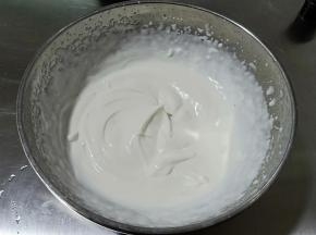 打发至出现纹路即可