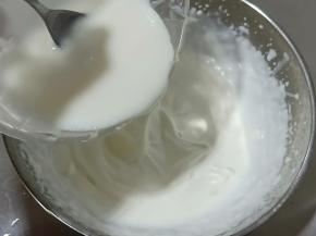 将酸奶吉利丁混合液倒入打发好的淡奶油中