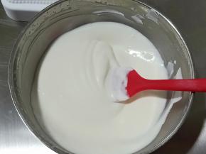 搅拌成顺滑的慕斯糊