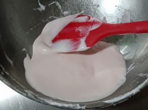 倒入模具时预留少量慕斯糊加入一点点食用色素，拌匀