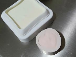 将有色素的慕斯糊倒入心形模具中，震几下震掉大气泡