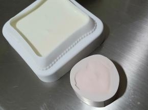 将有色素的慕斯糊倒入心形模具中，震几下震掉大气泡