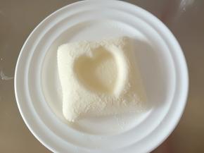 可以撒一点点椰蓉营造喷砂的感觉