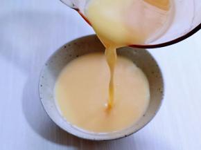 将过滤好的蛋液倒入可以入锅蒸的碗中。