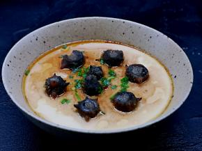 蛋羹细腻嫩滑，海参鲜美。