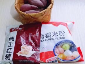 准备食材: 我买的紫薯比较小，大小有差异，数量自己掌握，我用的紫薯约110g，将紫薯去皮，洗干净！