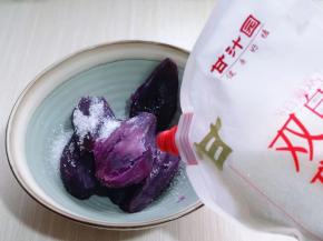 将蒸熟的紫薯放入器具中，加入双碳白砂糖！