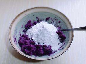 加入牛奶，再加入糯米粉！(糯米粉的量，根据实际情况增减)