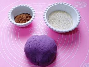 将紫薯泥揉成面团，准备好所以食材！