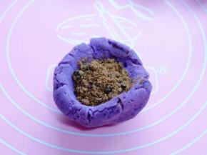 取一块面团，包上红糖！将收口捏紧揉圆！