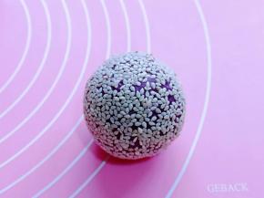 裹均匀芝麻后用手轻轻捏实，揉圆再压扁！