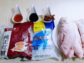 准备所有食材！猪脚我买两个，请店员帮忙切开的。(一切二，块的大小可以根据个人喜欢)