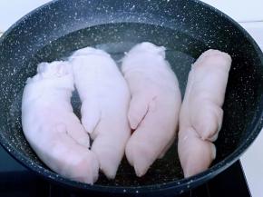 将猪蹄焯水，冷水入锅，大火烧开，撇出浮沫，再煮撒3分钟！