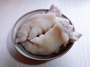 煮好的猪蹄用温水冲洗，将猪蹄上的杂质冲洗干净！再处理一下猪蹄上的毛，我用锋利的刀刮的！