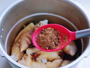 加入红糖，抓拌均匀，腌制1小时以上。(红糖上色，做出来的猪蹄颜色很赞呦)