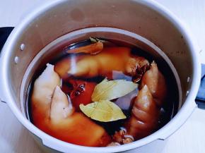 加入纯净水，没过猪蹄为佳，盖上高压锅盖子，烧开上汽后转中小火压25分钟！待高压锅解压后打开盖子。