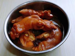 看，猪蹄颜色特别漂亮！就这样浸泡6小时以上，或者一夜有最后，浸泡在汤汁中凉透后才会更入味！