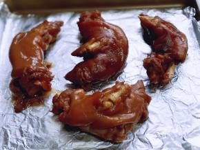 将猪蹄放在垫有锡纸的烤盘中，并间隔距离。